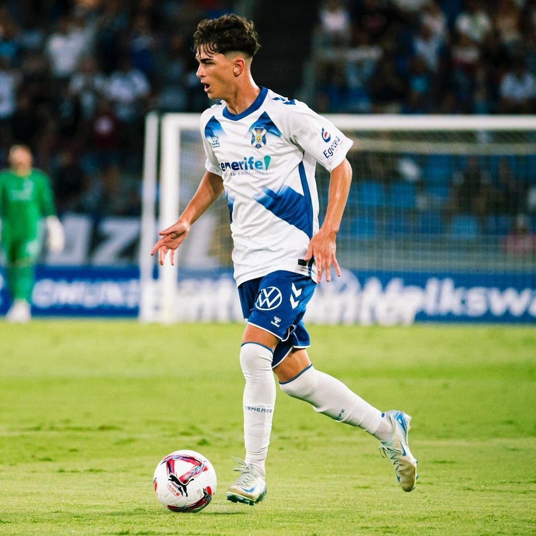 La principal figura de la lista de la Sub-17 🇪🇸 para la 1a fase de clasificación al EURO U17, Dani Fernández (2008).

Titular en los 3 últimos partidos del Tenerife.

Mientras el resto juegan en juveniles principalmente (algunos también con min en 1RFEF), él juega en Segunda Div.