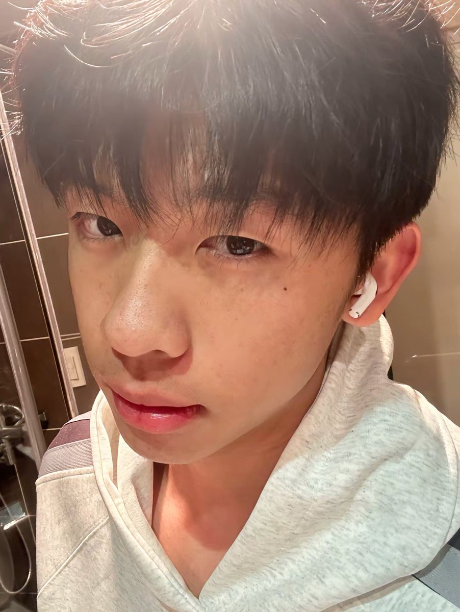 wh070602's tweet photo. 宝宝看镜头
#s  #183cm #小狗 #男高中生 https://t.co/0S2wBBEAJ1