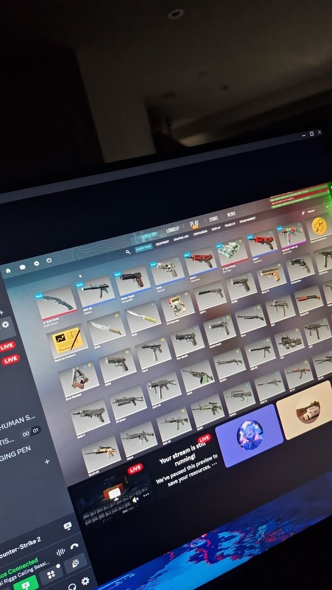EsportsPad's tweet photo. Ain't no way my gf brand new account pulls 2 knifes In 6 cases https://t.co/1TIO6vXBVx