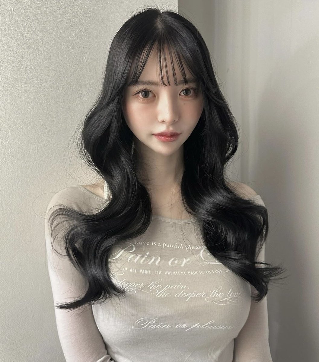 Narururu_v's tweet photo. 日本の美容院で「韓国風レイヤーカット」頼むと1枚目みたいなザ・ヨシンモリか毛先だけめちゃ梳かれる2枚目みたいな髪型に仕上がるんだけど、本国で実際に流行ってるレイヤーってもっと軽めラフな感じで髪全体に動きが出るカットなんだよね(画像3、4枚目)。これが毎回伝わらんくて苦戦してる。 https://t.co/wU8yj3ZJg7
