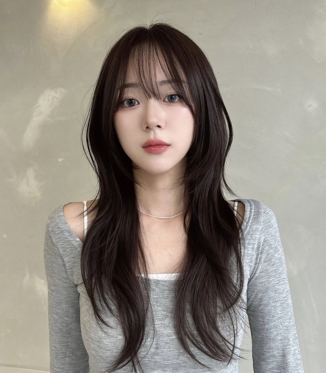 Narururu_v's tweet photo. 日本の美容院で「韓国風レイヤーカット」頼むと1枚目みたいなザ・ヨシンモリか毛先だけめちゃ梳かれる2枚目みたいな髪型に仕上がるんだけど、本国で実際に流行ってるレイヤーってもっと軽めラフな感じで髪全体に動きが出るカットなんだよね(画像3、4枚目)。これが毎回伝わらんくて苦戦してる。 https://t.co/wU8yj3ZJg7