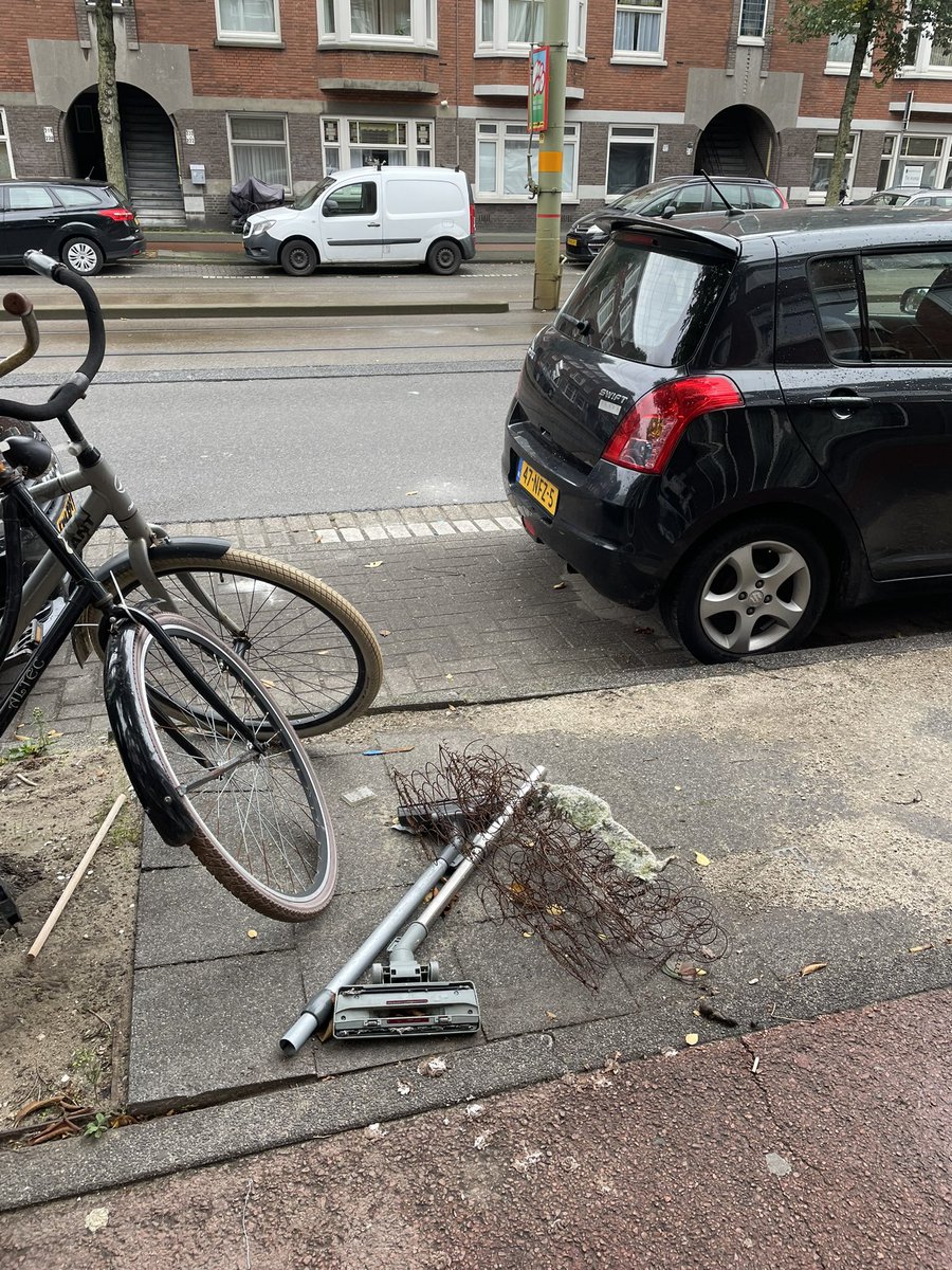 MargotDeBoks's tweet photo. Overige maandagmeldingen uit Laak @GemeenteDenHaag #isgemeld https://t.co/sm6YfdriIW