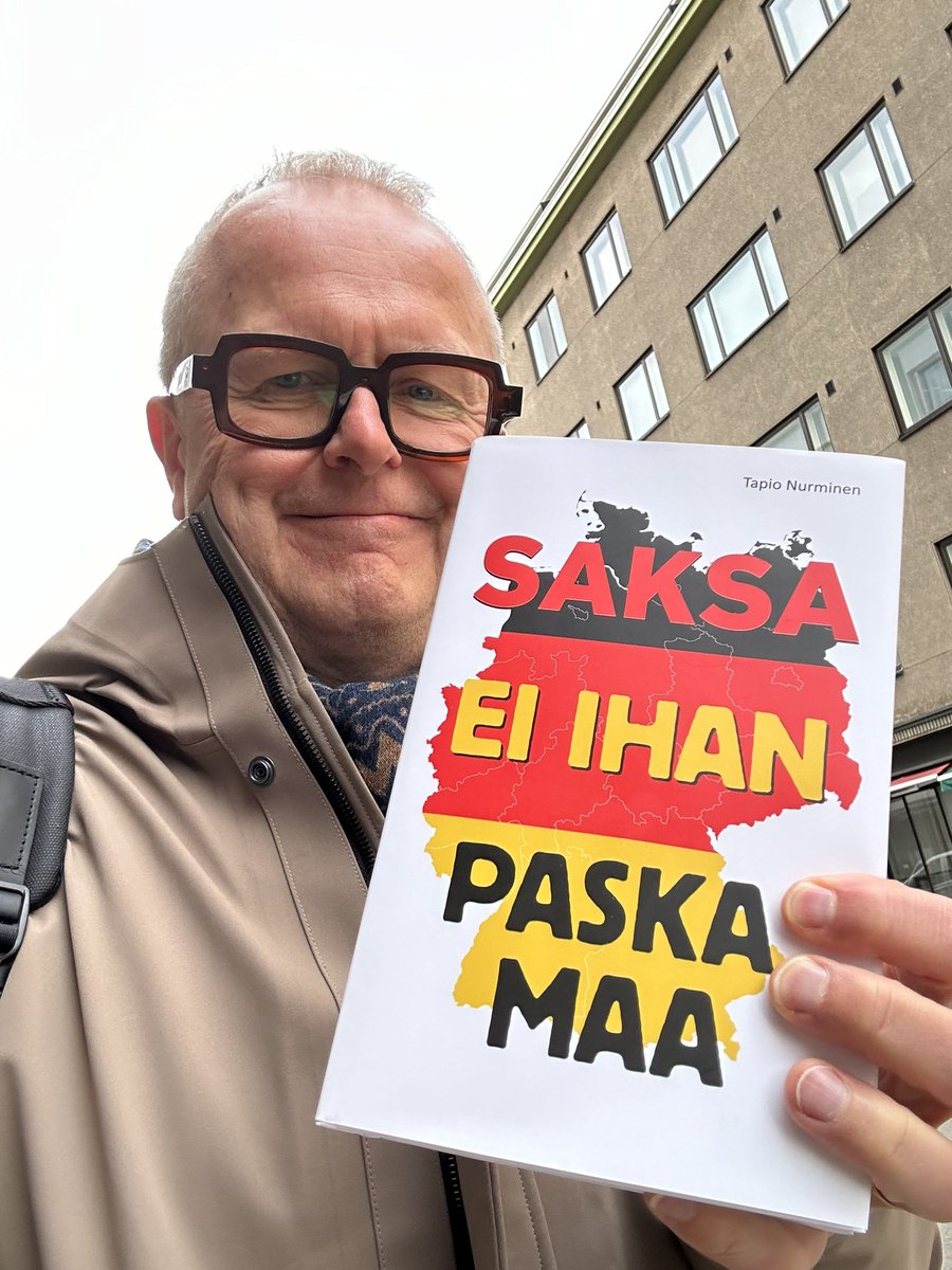 Aloitin ’Saksa - ei ihan paska maa’ -kirjani lukemisen äänikirjaksi. Päivän urakan jälkeen löivät Lönkalla tämmösen käteen. Myönnän. Tuntuu hyvältä. Näitä saa ylihuomisesta lähtien kaupoista. Tulkaa pe 25.10. klo 10.30 <a href="/KirjamessutHKI/">HelsinginKirjamessut</a>!Suomenlinna-lavalla puhetta tästä👇🏻