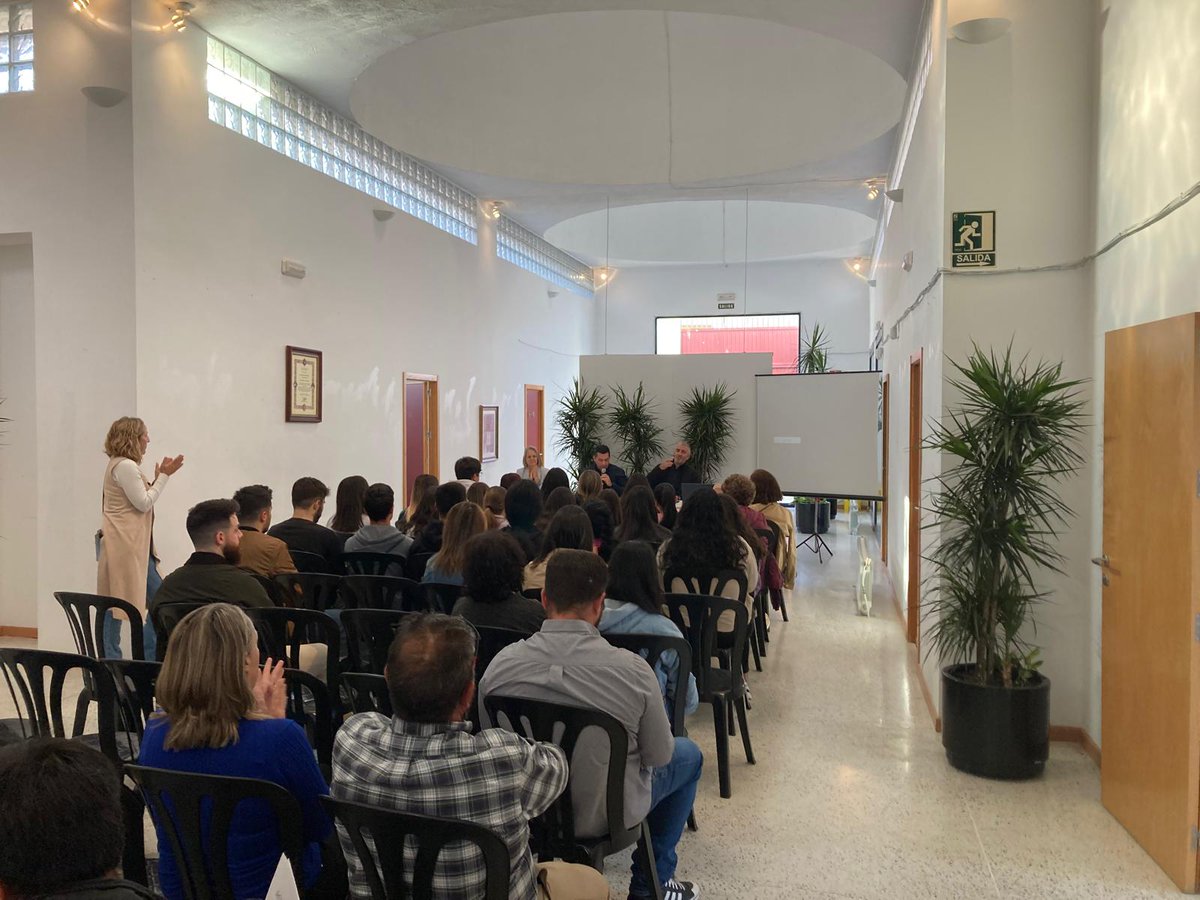 GDR_GUADIX's tweet photo. Esta mañana hemos participado en el "Seminario de emprendimiento en #habitat cueva, oportunidades de negocio en la #ComarcadeGuadix", en la mesa redonda "Puesta en marcha de actividades e iniciativas empresariales en cuevas", en el marco del proyecto "Granada se puebla". https://t.co/p4TQFtYs5c