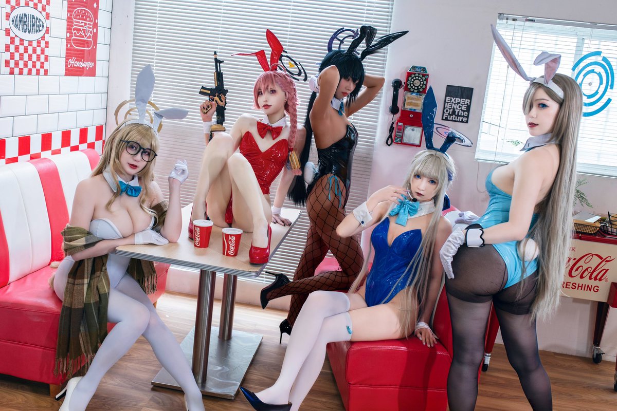 「老師，今天吃美式餐還是兔子餐🐰💕？」 

【蔚藍檔案】
​ {\__/}
( • - •) ​ ​ C&amp;C女僕部
一之瀨明日奈🐇 <a href="/Shizucosplay/">小靜Shizu</a> 
角楯花凜🐇 水躍魚 Sakana 𓆛
美甘寧瑠 🐇 <a href="/highg771/">kids媚</a> 
室笠朱音🐇 喵村喵喵叫
飛鳥馬季🐇  <a href="/Ocha654258/">白搽Ocha✨️</a> 
小幫手｜ @樂咖cosplay粉絲俱樂部

攝影 <a href="/DUOYEH/">YEHDUO</a>