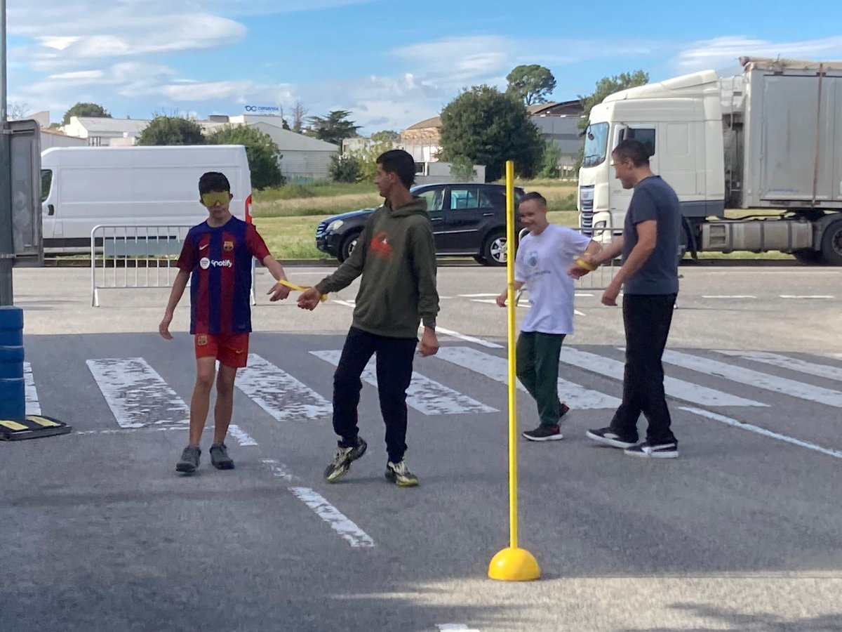 ONCECatalunya's tweet photo. 👏 Aquest cap de setmana, Reus ha celebrat la II Jornada d'Esports per a Tothom, on diferents entitats han creat espais per practicar esport adaptat (bàsquet en cadira de rodes ⛹️‍♂️, ball 💃, handbikel 🚴‍♀️)

🏃‍♀️ L'ONCE hi ha col·laborat amb un espai per practicar atletisme a cegues. https://t.co/QGw7E4ySYj