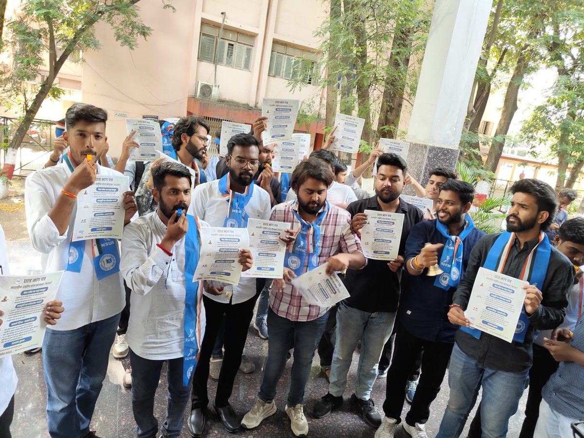 आज भोपाल में NSUI  द्वारा जिला अध्यक्ष अक्षय तोमर कैम्पस चलो अभियान के तहत घण्टी बजाकर बरकतुल्लाह विश्विद्यालय के कुलपति को छात्र मांग पत्र सौपा
 गया ।