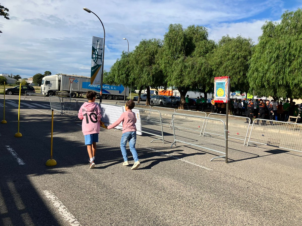 ONCECatalunya's tweet photo. 👏 Aquest cap de setmana, Reus ha celebrat la II Jornada d'Esports per a Tothom, on diferents entitats han creat espais per practicar esport adaptat (bàsquet en cadira de rodes ⛹️‍♂️, ball 💃, handbikel 🚴‍♀️)

🏃‍♀️ L'ONCE hi ha col·laborat amb un espai per practicar atletisme a cegues. https://t.co/QGw7E4ySYj