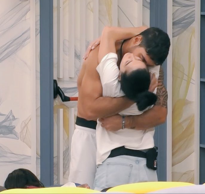 PalmyXy's tweet photo. Lui che le fa compagnia a fare la valigia e col faccino triste 
Lei ha anche ridato la felpa azzurra 🥹❤️

Amori #shaviers

#GrandeFratello #shavier #shaviers https://t.co/KU2tgiGvrk