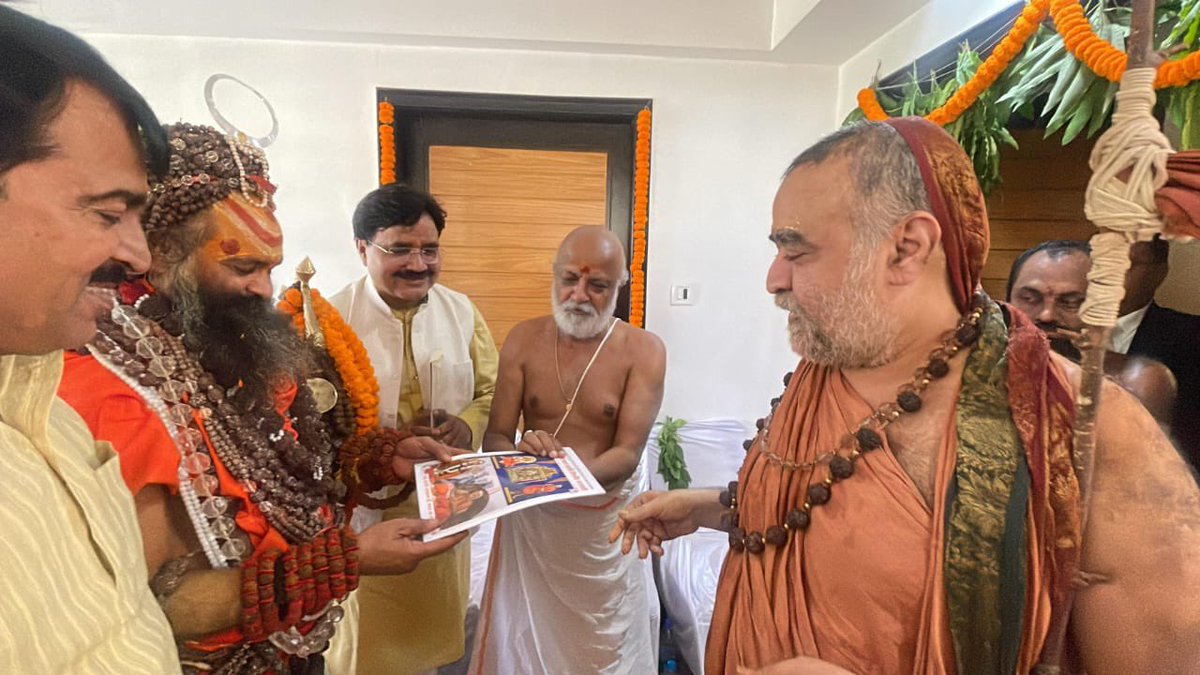 drdsmishraa's tweet photo. *कांची काम कोटि पीठ के शंकराचार्य स्वामी शंकर विजयेन्द्र सरस्वती* जी महाराज के द्वारा निर्मित आर जे शंकरा नेत्र चिकित्सालय के उद्घाटन के *मुख्य अतिथि माननीय प्रधान मंत्री श्री नरेंद्र मोदी* जी के द्वारा किया गया । https://t.co/EDWykA0wN8