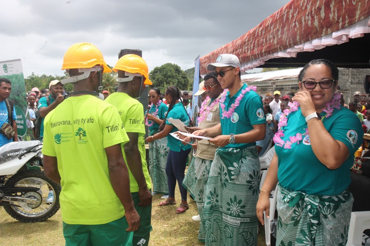 Chris Birkinshaw (@c_birkinshaw) on Twitter photo One of the threats to the Makirovana-Tsihomanaomby Forest #Madagascsar is wild fires. Groups of village fire fighters have been trained and equipped. Here being awarded certificates by the Minister of the Environment and Sustainable Development. Tks <a href="/UKBCFs/">Biodiversity Challenge Funds</a> One of the threats to the Makirovana-Tsihomanaomby Forest #Madagascsar is wild fires. Groups of village fire fighters have been trained and equipped. Here being awarded certificates by the Minister of the Environment and Sustainable Development. Tks <a href="/UKBCFs/">Biodiversity Challenge Funds</a>