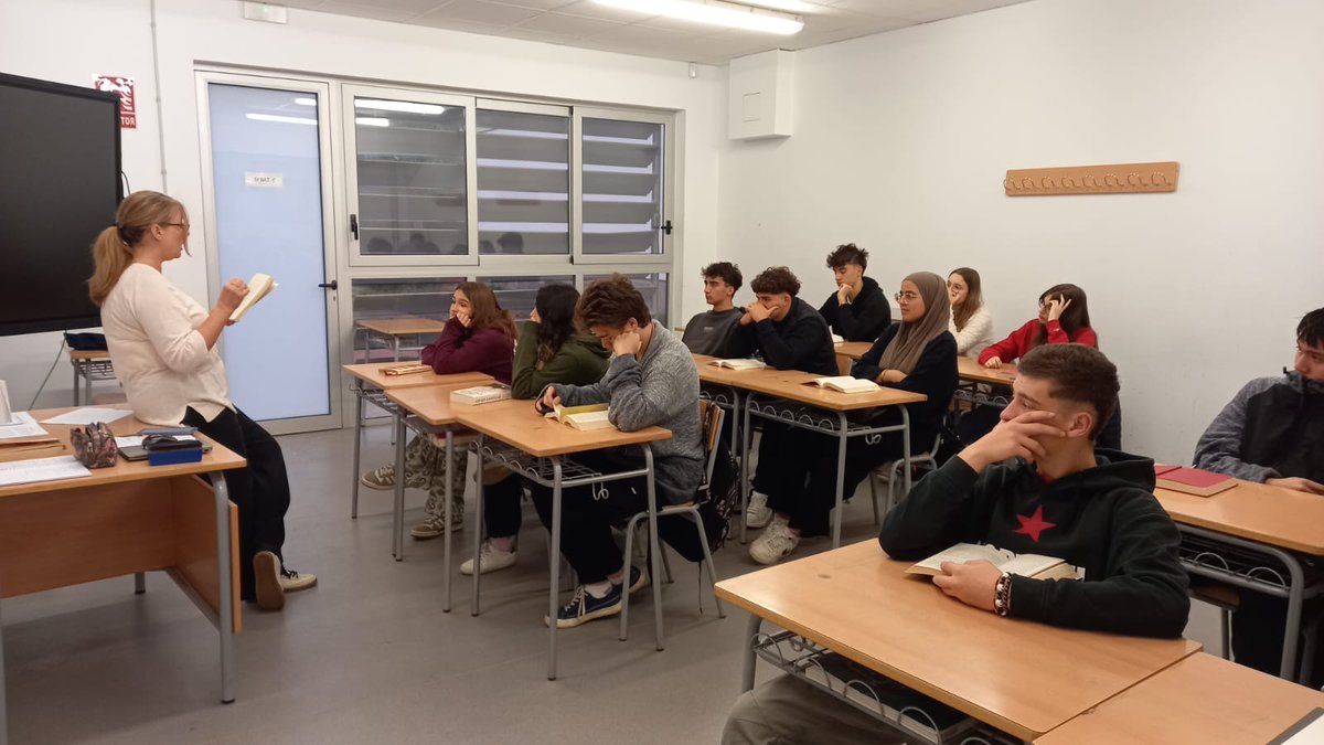 inslaplana's tweet photo. A 2n de Batxillerat A aprofitem l'hora de lectura per fer la revolució: l'armari, aquí? La taula, allà? El llit, al mig? Les narracions absurdes d'Slawomir Mrozek satiritzen amb humor els impulsos revolucionaris i la jerarquia totalitarista.
#plalector #EduCaixa https://t.co/yC2VSrf4aM