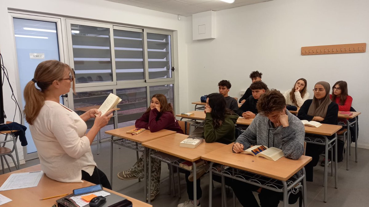 inslaplana's tweet photo. A 2n de Batxillerat A aprofitem l'hora de lectura per fer la revolució: l'armari, aquí? La taula, allà? El llit, al mig? Les narracions absurdes d'Slawomir Mrozek satiritzen amb humor els impulsos revolucionaris i la jerarquia totalitarista.
#plalector #EduCaixa https://t.co/yC2VSrf4aM