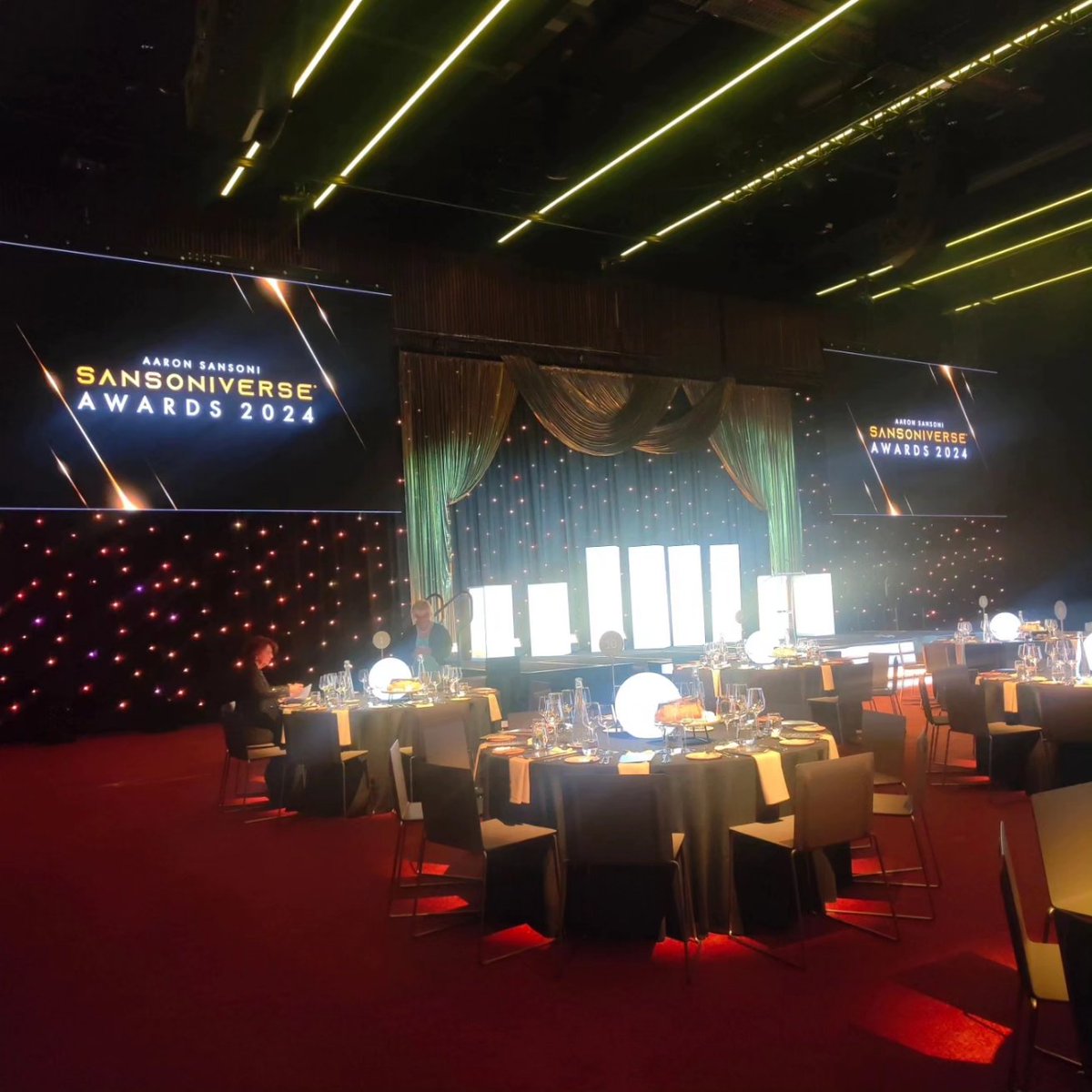 AnthonyTotten1's tweet photo. A few jobs from the last couple of months
•awards night
•hanging screen in MCEC
•porsche screen build and lights show
•our new cocktail bar opening https://t.co/Pi7vswEnSx