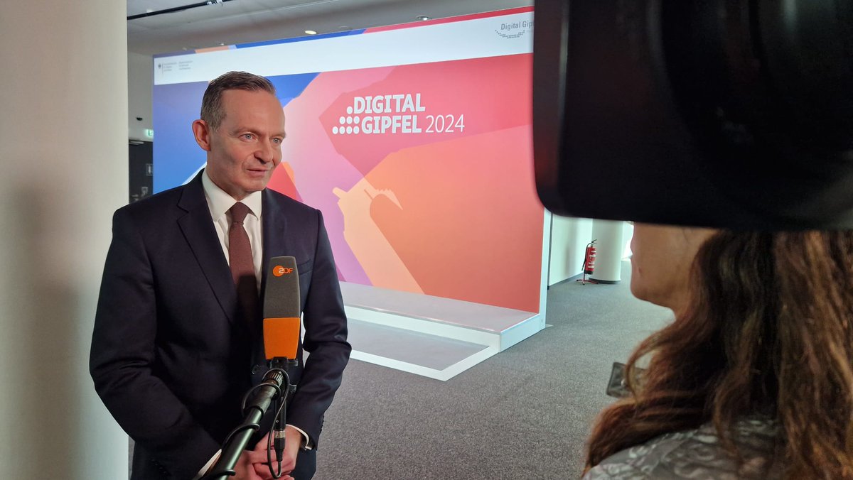 BallentinVideo's tweet photo. Digital-Gipfel 2024 der Bundesregierung:
Heute Interviewtermine mit Bundesminister Volker Wissing, Vizekanzler Robert Habeck und Bundeskanzler Olaf Scholz.
Dazwischen noch eine Liveschalte in das ZDF-Mittagsmagazin nach Berlin.
#wissing #zdf #DigitalGipfel https://t.co/gUgtFnc6xN