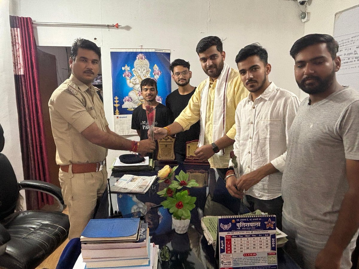 ग्वालियर में विगत दिनों हुई ABVP और पुलिस के बीच हाथापाई के बाद आज NSUI मध्यप्रदेश के प्रतिनिधि मंडल द्वारा गोले का मंदिर थाना प्रभारी हरेंद्र शर्मा को पुष्पगुच्छ भेंट कर एबीवीपी की गुंडागर्दी और अनैतिक कार्यों का विरोध करने पर  NSUI की ओर से अन्याय के खिलाफ समर्थन की बात कही।