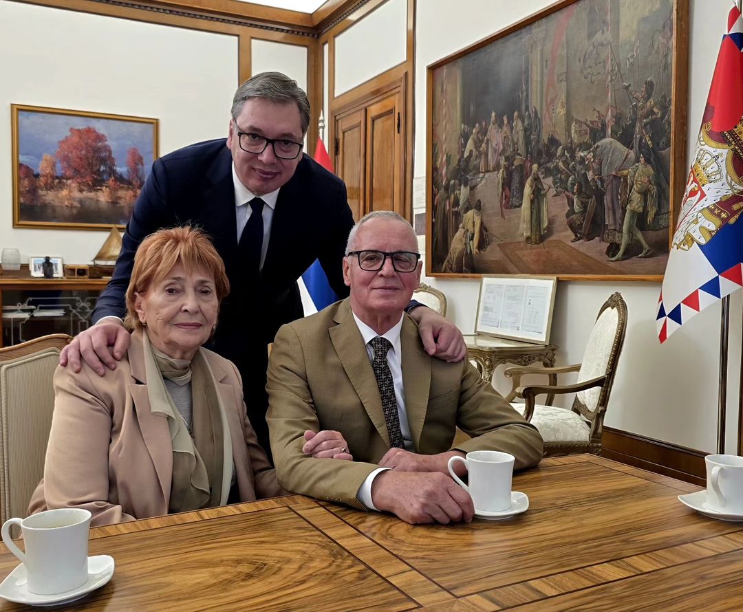 Председник Републике Србије Александар #Vucic <a href="/avucic/">Александар Вучић</a> рекао је, поводом нових напада на његову мајку Ангелину, да су његови политички противници, поново користили најодвратније речи и лажи о њој, али им је поручио да он њихове породице никада неће дирати. sns.org.rs/novosti/vesti/…