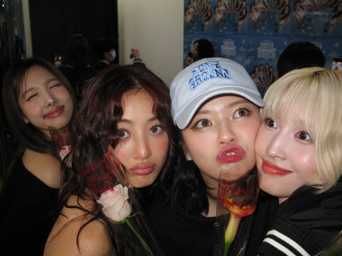 godmitzu's tweet photo. NAYEON JEONGYEON MOMO JIHYO https://t.co/Oo4JDFGS5Q