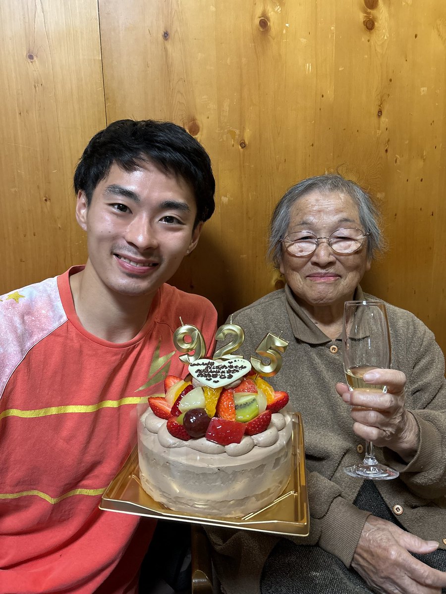 04Seiyuu's tweet photo. 本日祖母と弟の誕生日会をしました。
2人とも10月生まれで、
僕が困っている時いつも助けてくれる大事な家族

92歳と25歳おめでとう！
925は母のセンス

ずっと長生きとこれからも末長くどうかよろしくお願いします。 https://t.co/Ovqrv8FpIa