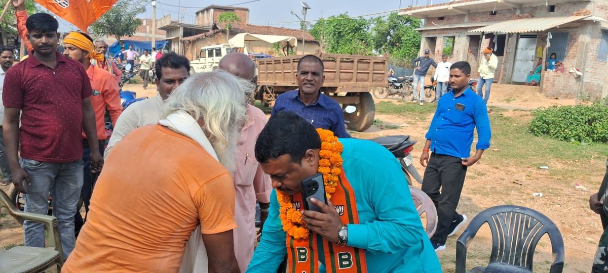 amityadavmla's tweet photo. आपके अपार आशीर्वाद और समर्थन के लिए मैं हृदय से आभारी हूँ। जनसंपर्क के दौरान आपने जो मान सम्मान दिया वह मेरे लिए बेहद प्रेरणादायक है।
📷बनगांवा https://t.co/kuwnilpXVv