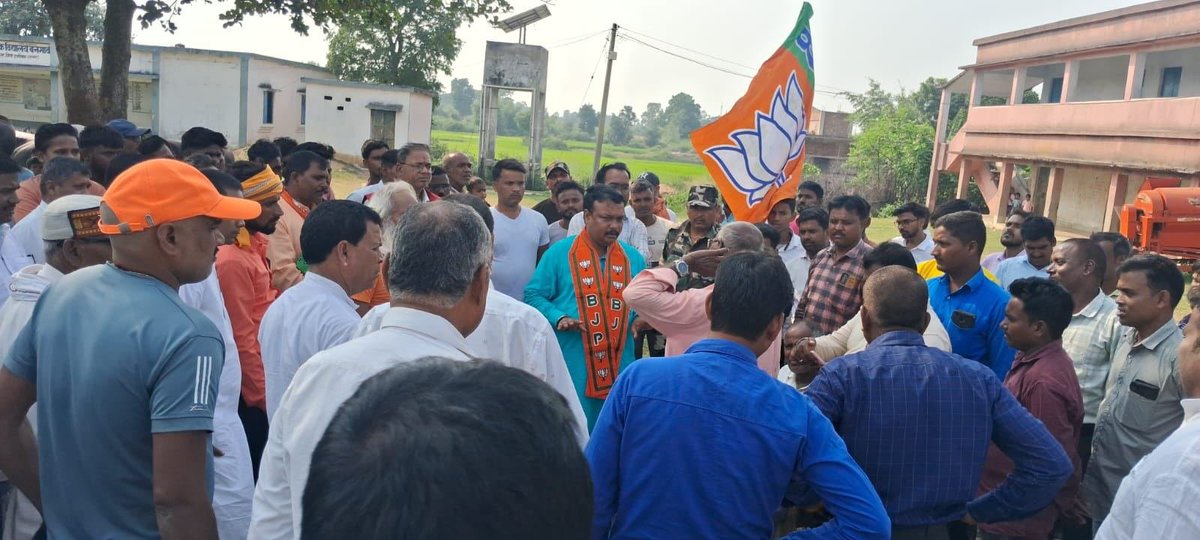 amityadavmla's tweet photo. आपके अपार आशीर्वाद और समर्थन के लिए मैं हृदय से आभारी हूँ। जनसंपर्क के दौरान आपने जो मान सम्मान दिया वह मेरे लिए बेहद प्रेरणादायक है।
📷बनगांवा https://t.co/kuwnilpXVv