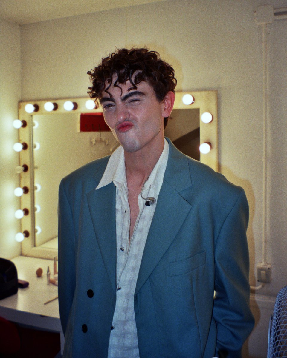 michele_bravi's tweet image. shitpost del tour anche se il tour è finito.