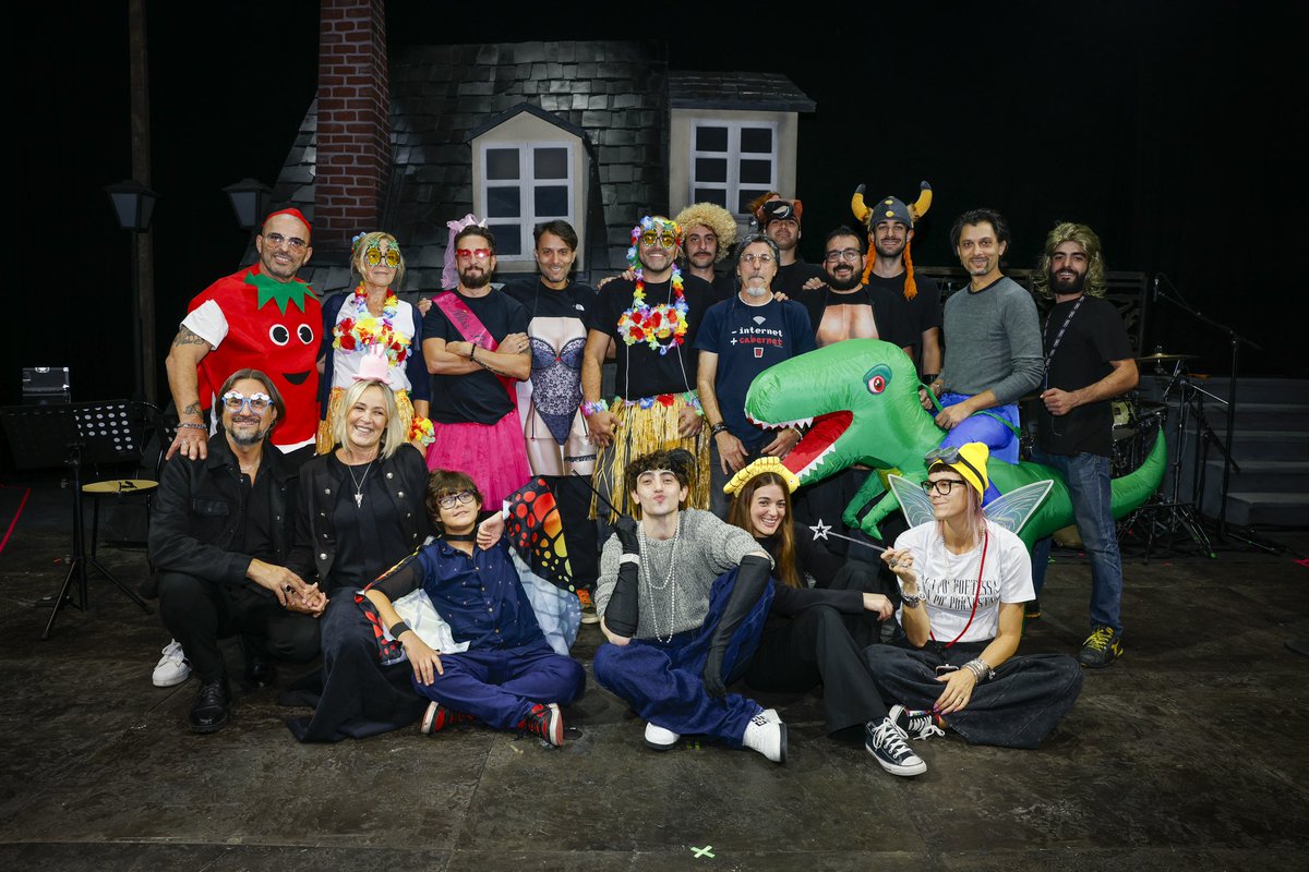 michele_bravi's tweet image. shitpost del tour anche se il tour è finito.