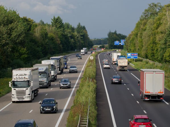 F_Bierry's tweet photo. ✅🚛[ALSACE/ELSÀSS] Nous venons d'adopter à l'unanimité le principe de la taxe poids lourds #RPASS avec mes collègues conseillers d'#Alsace. 8 Alsaciens sur 10 y sont favorables.
🚦L'#Alsace est devenue un couloir à camions, avec un fort trafic de transit : ce n'est plus tenable. https://t.co/2NQbYh79b6