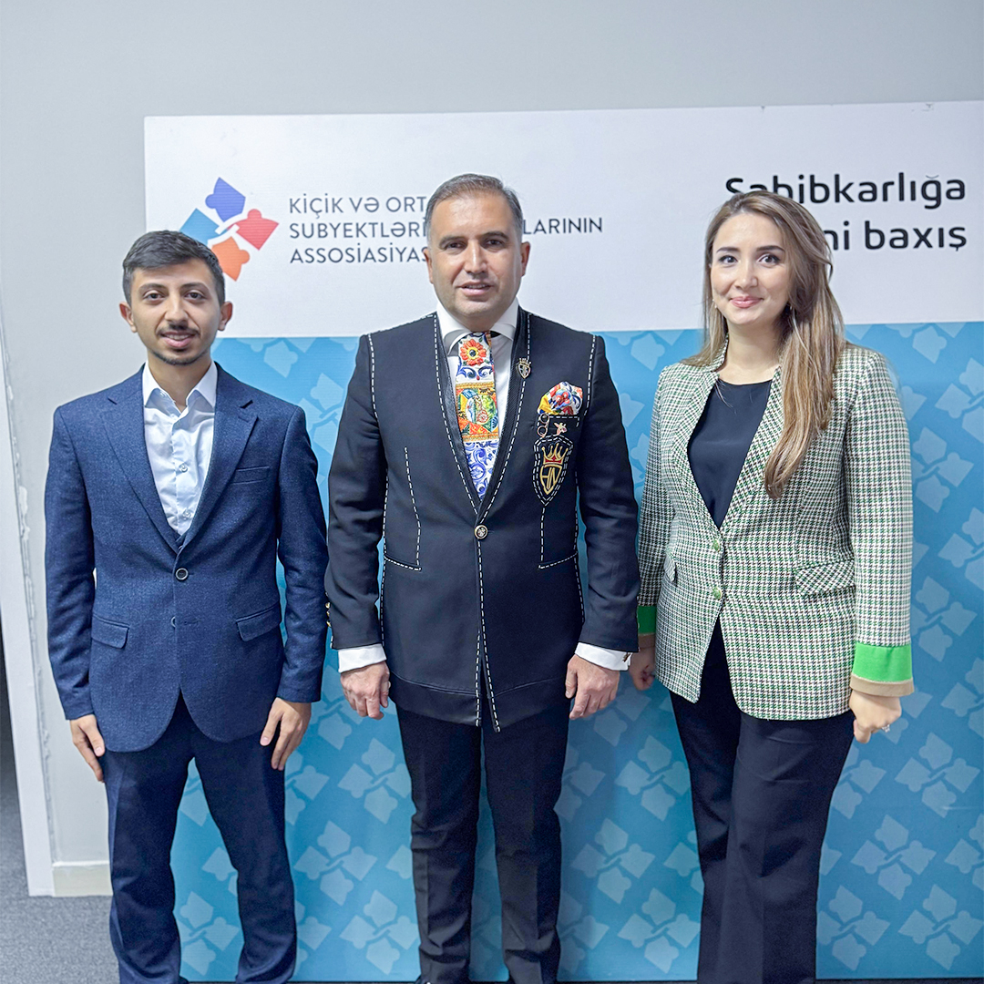 biznesxeberleri's tweet image. 1-ci Avropa və 4-cü İslam Oyunlarının səfiri @NuranGuseynov #KOBSKA ofisini ziyarət edib.

Görüşdə KOBSKA sədri @Alasgarvanigar #assosiasiya'nın fəaliyyəti və #layihə'ləri barədə məlumat verib və Hacı Nurana simvolik hədiyyə təqdim edib.

Ətraflı: bit.ly/4fcNS8R