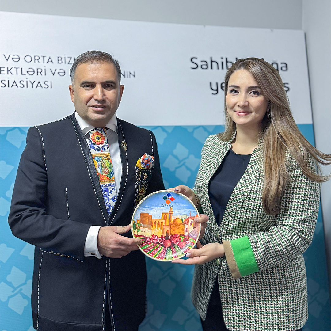 biznesxeberleri's tweet image. 1-ci Avropa və 4-cü İslam Oyunlarının səfiri @NuranGuseynov #KOBSKA ofisini ziyarət edib.

Görüşdə KOBSKA sədri @Alasgarvanigar #assosiasiya'nın fəaliyyəti və #layihə'ləri barədə məlumat verib və Hacı Nurana simvolik hədiyyə təqdim edib.

Ətraflı: bit.ly/4fcNS8R