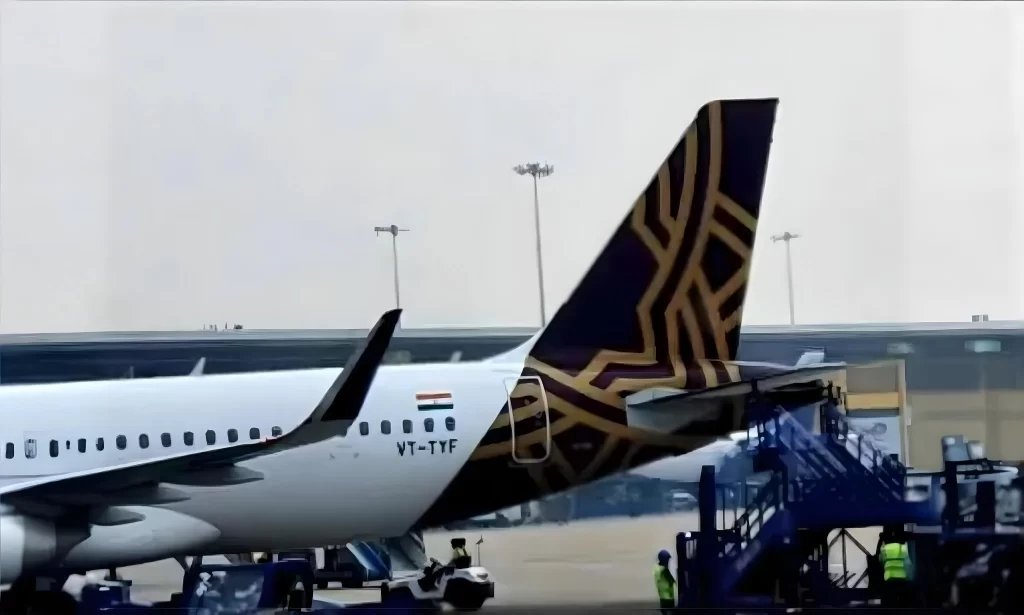 BirdsEyeNews247's tweet image. Govt to revamp bomb hoax regulations after recent threats disrupted flights &amp;amp; caused panic. New measures aim for swift action &amp;amp; enhanced security. #BombHoax #AirlineSafety #GovtRegulations 
Article: birdseyenews.com/news/revamping…