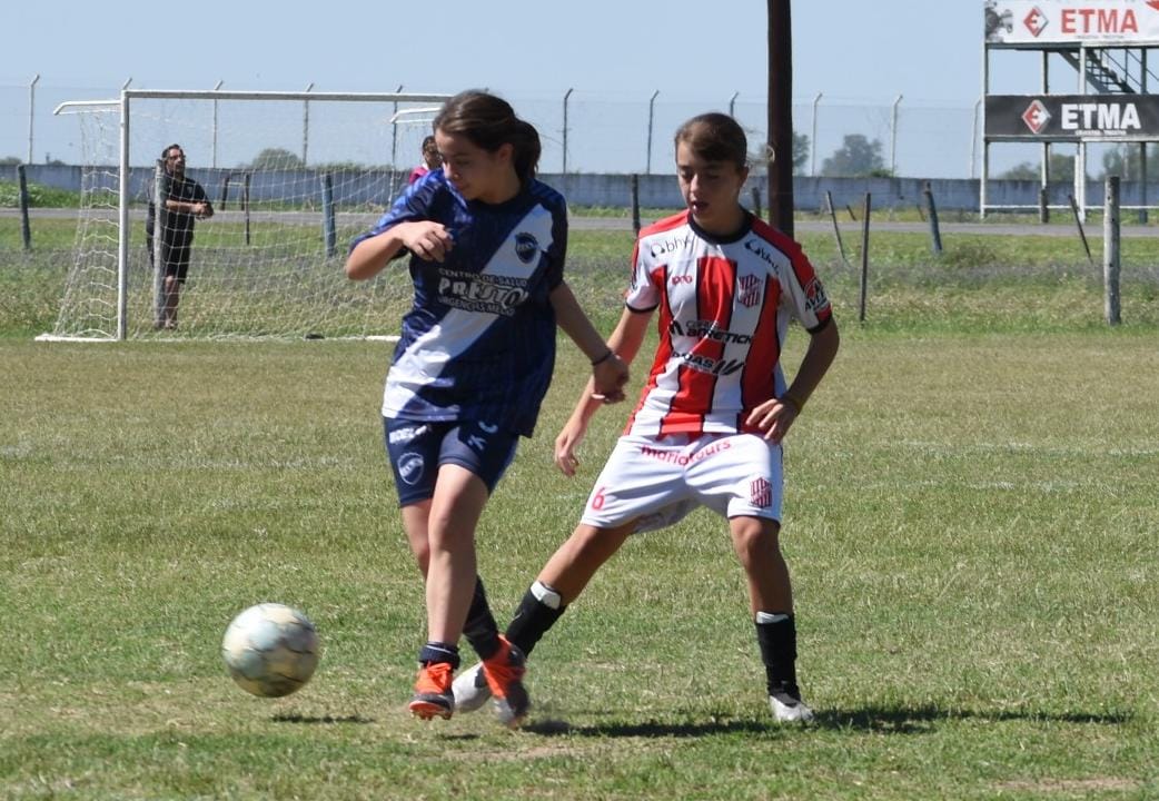 clubbenhur's tweet photo. ⚽️ #Infantiles. Este domingo, el equipo #Sub14 de #BenHur disputó una nueva fecha del Torneo “Clausura”. Las #Lobitas enfrentaron a 9 de Julio con derrota 1-0.
#VamosBenHur 🔵⚪🔵 https://t.co/dpul262rRd