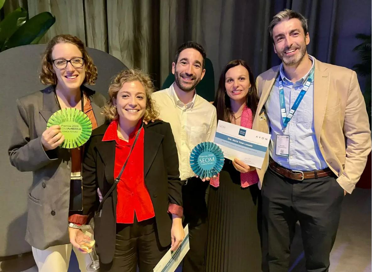 5⃣ investigadors del #CLÍNIC- @IDIBAPS, reconeguts amb beques al congrés de la Societat Espanyola d’Oncologia Mèdica

🔬 L’import de les beques suma 122.000 € i son pels millors residents d’oncologia, formació en #càncer de mama i aprofundir en el #CancerDeMama en dones joves