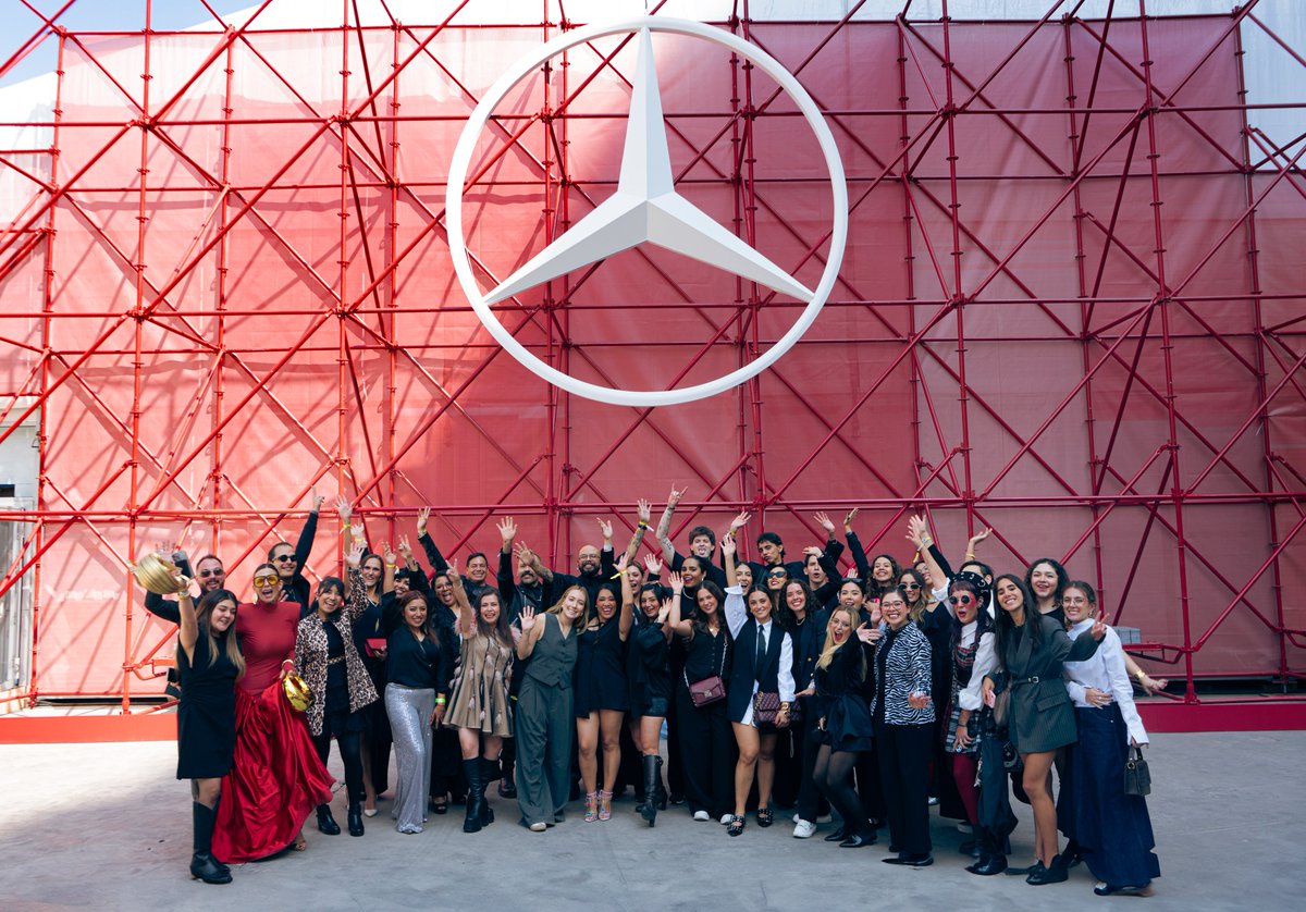 UAnahuacPuebla's tweet photo. 🦁🤩Anáhuac Puebla única universidad poblana en Mercedes Benz Fashion Week México @fashionweek_mx #MBFWMx.
Adriana Gómez Santos, egresada de la licenciatura en Diseño de Moda e Innovación, presentó su marca “Santosia”, en el evento de moda más importante de México. Adri ha demostrado su talento en múltiples escenarios, entre ellos el OpenVision Film Festival 2021, Eco Runway 2021, Atlántida, Exintex 2024 y la presentación de su primera colección de novias, Maraüd, en el Front Row 2024.
¡El talento y colección de Adri, demuestran una visión única, audaz y auténtica, estamos orgullosos de ti!