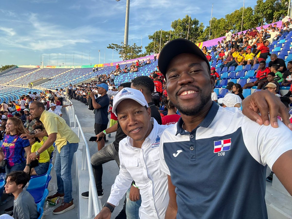 gabrielmercedez's tweet photo. Buen día país. Con alguien que nunca vi como un rival, sino como un joven que vino al taekwondo en busca de sus sueños como lo hice yo en el deporte. Hoy el tiempo y la humildad de ambos nos dieron la razón con una amistad post deporte increíble. Un gran servidor de su comunidad y siempre @SUMAN2ESFUERZOS el gran @LuisitoPieTKD medallista Centroaméricanos, Panamericanos, Mundial Militar y Olímpico. Trajo el paquete completo desde Bayaguana apoyando el mundial de Fútbol femenino U-17. @BennyMetz @comnafutbolrd