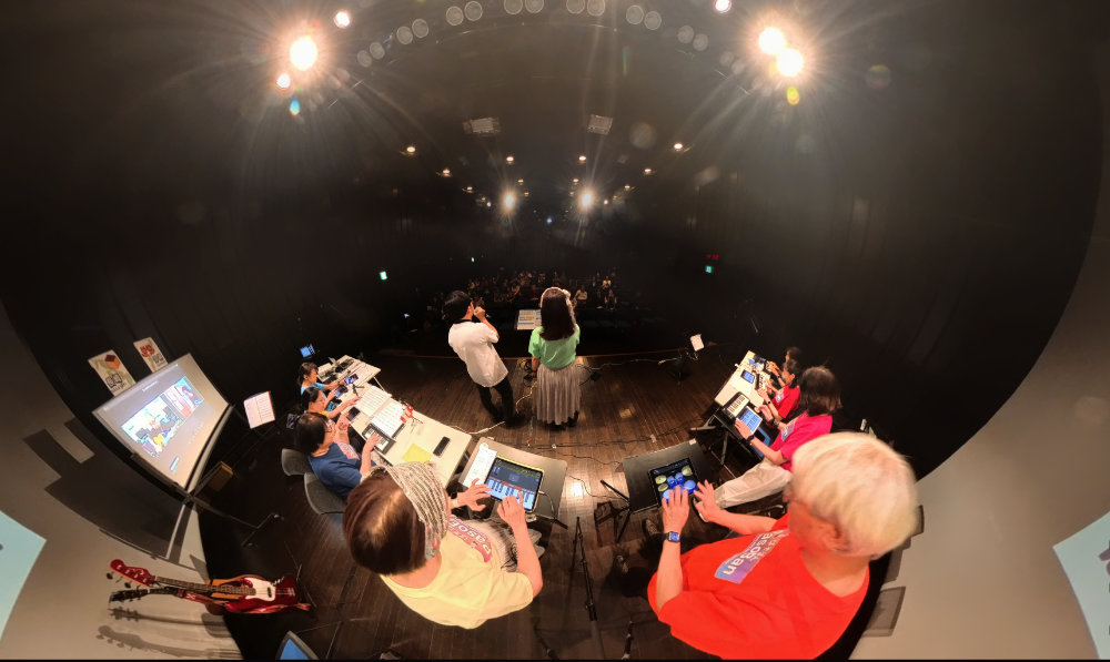 pasoban015's tweet photo. 今年最後のライブ「たのんコンサート」が無事終了しました！ 前日から急な寒暖差のある中お越し頂いた皆様、本当に有難うございました。  
今後もぱそばんは歩みを止めません。皆様と楽しさと学びを共有すべく、チャレンジし続けていきます！  

#デジタル推進委員 
#ipad  
#パソコン講師 https://t.co/Fc9zgcHSzc