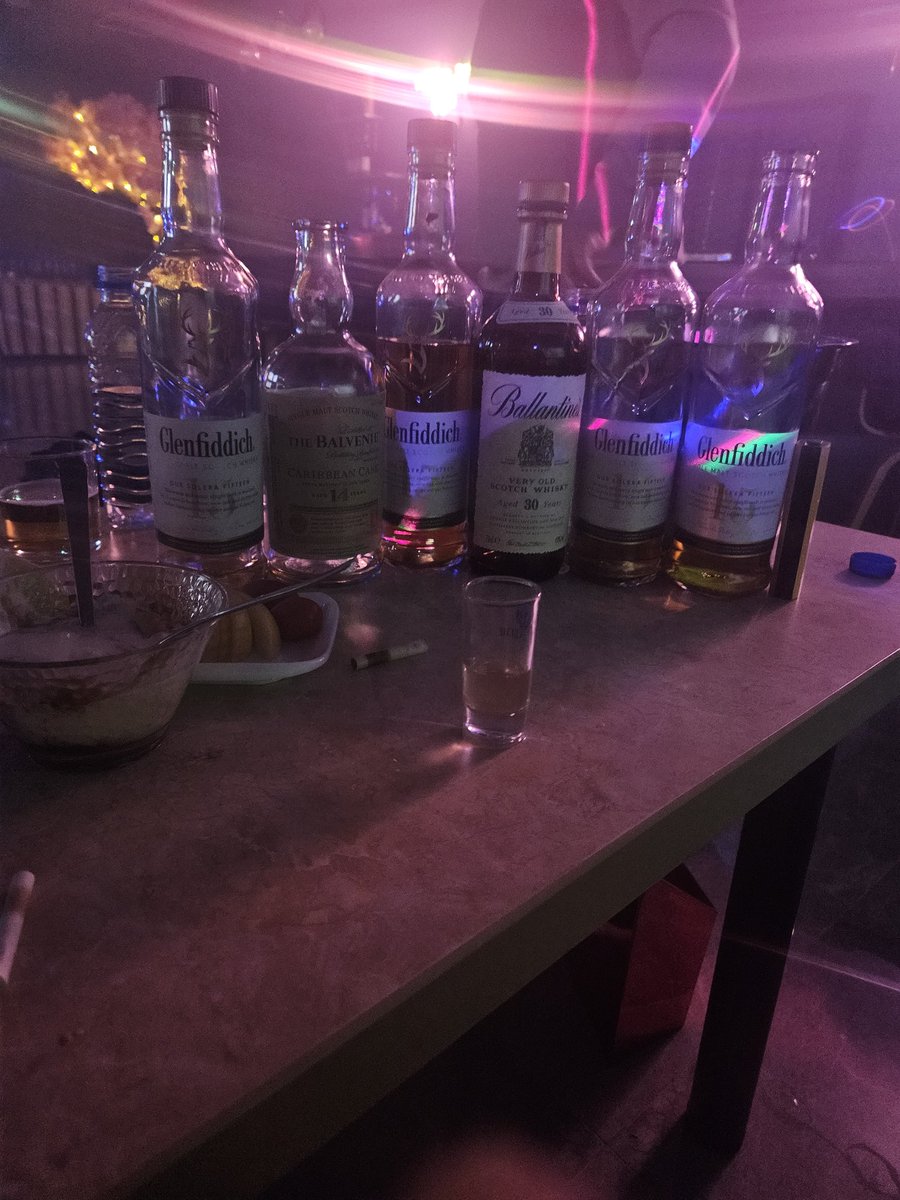 완전꽐라된날~ ㅎ 
썸사장님이 계속 술을 가져오시네요~~ㅎ
써비스 좋네요 ㅎㅎ
감사히 잘마셨습니다~~ ㅎ

#썸 #부커만남