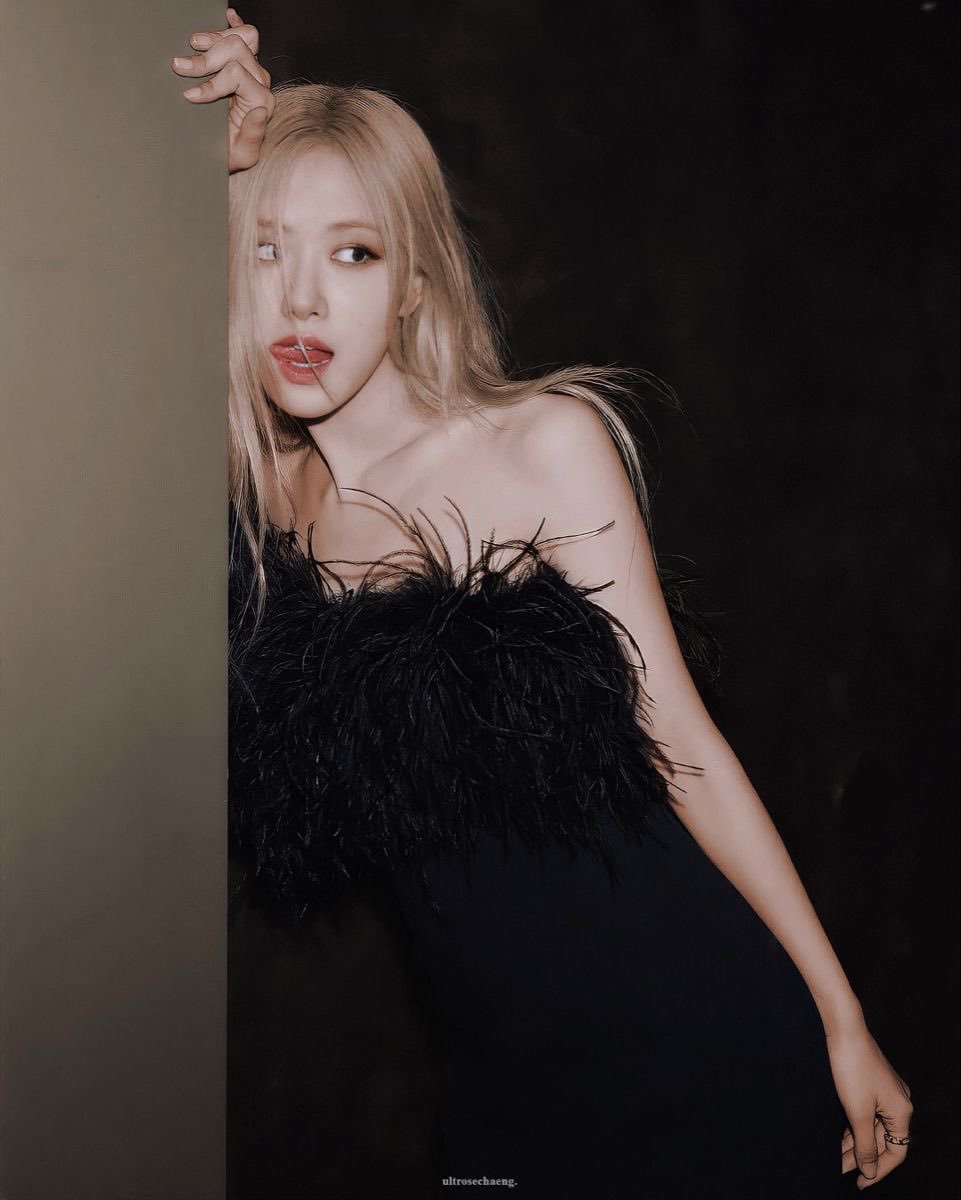 blckpinkpic's tweet photo. ROSÉ is now officially the FIRST ever female kpop soloist to reach #1 on Global Spotify Chart history 😭 https://t.co/XJcQy3dePd