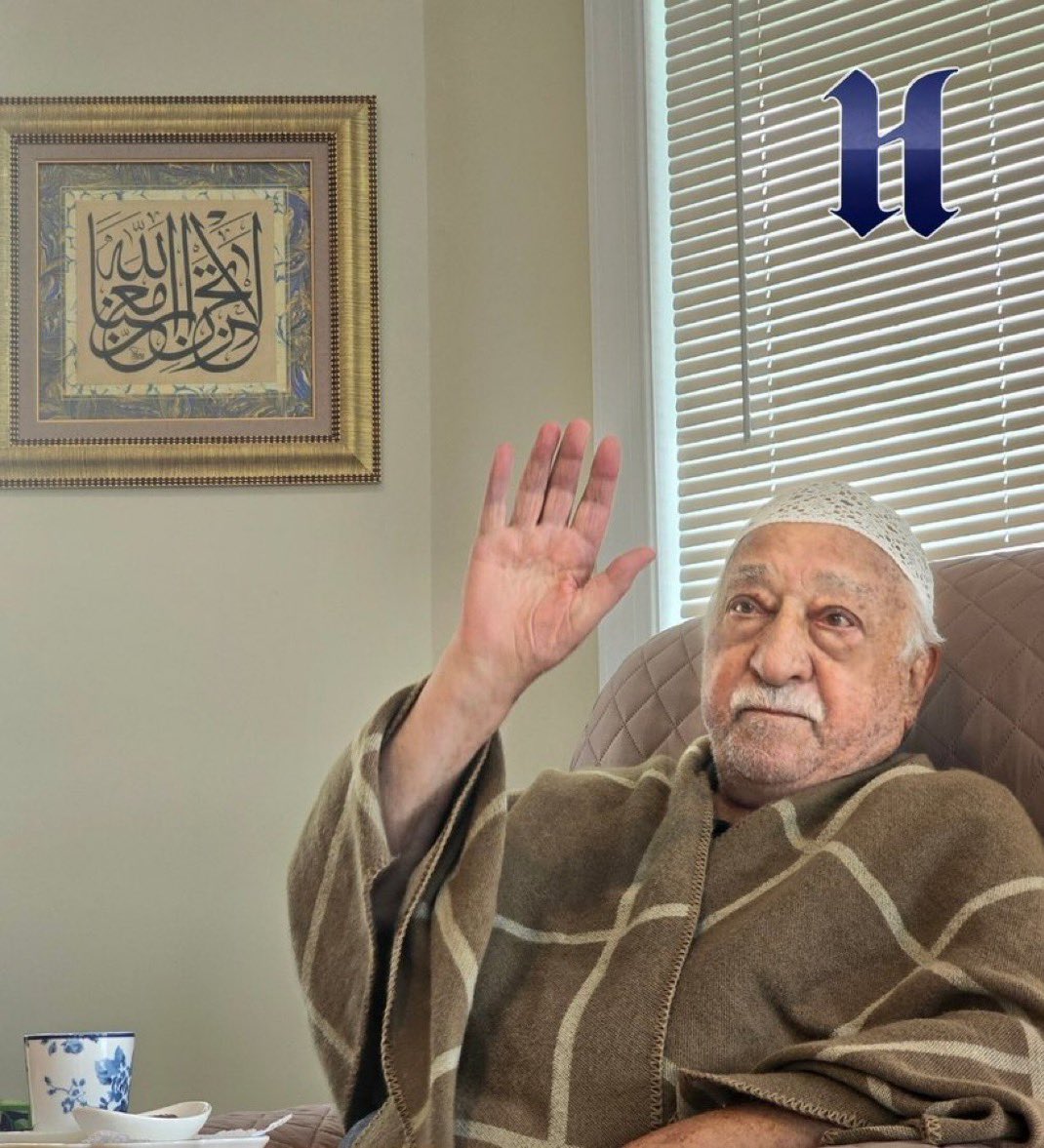 MithatTayyar1's tweet photo. Benim için Hoca Efendi,
"Bir Müslüman, münafıktan özür dilemez." diyerek omurgalı olmayı öğreten kişidir.

#Fethullahgülen https://t.co/Pp6XxeOzOi