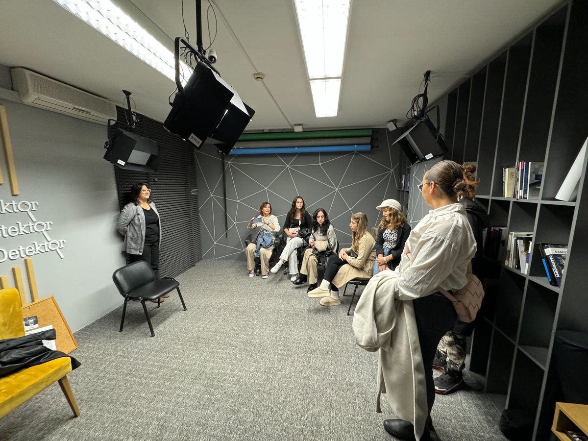 BIRN_Network's tweet photo. 🤗 We had a great time during the @RadioActiveZe visit to our @BIRN_BiH office,  which was part of their regular mentorship activities within the #WBMediaForChange project.
📻 This radio empowers young people through workshops and practical media skills: https://t.co/06rG2GawOx https://t.co/22BiqjgPHe