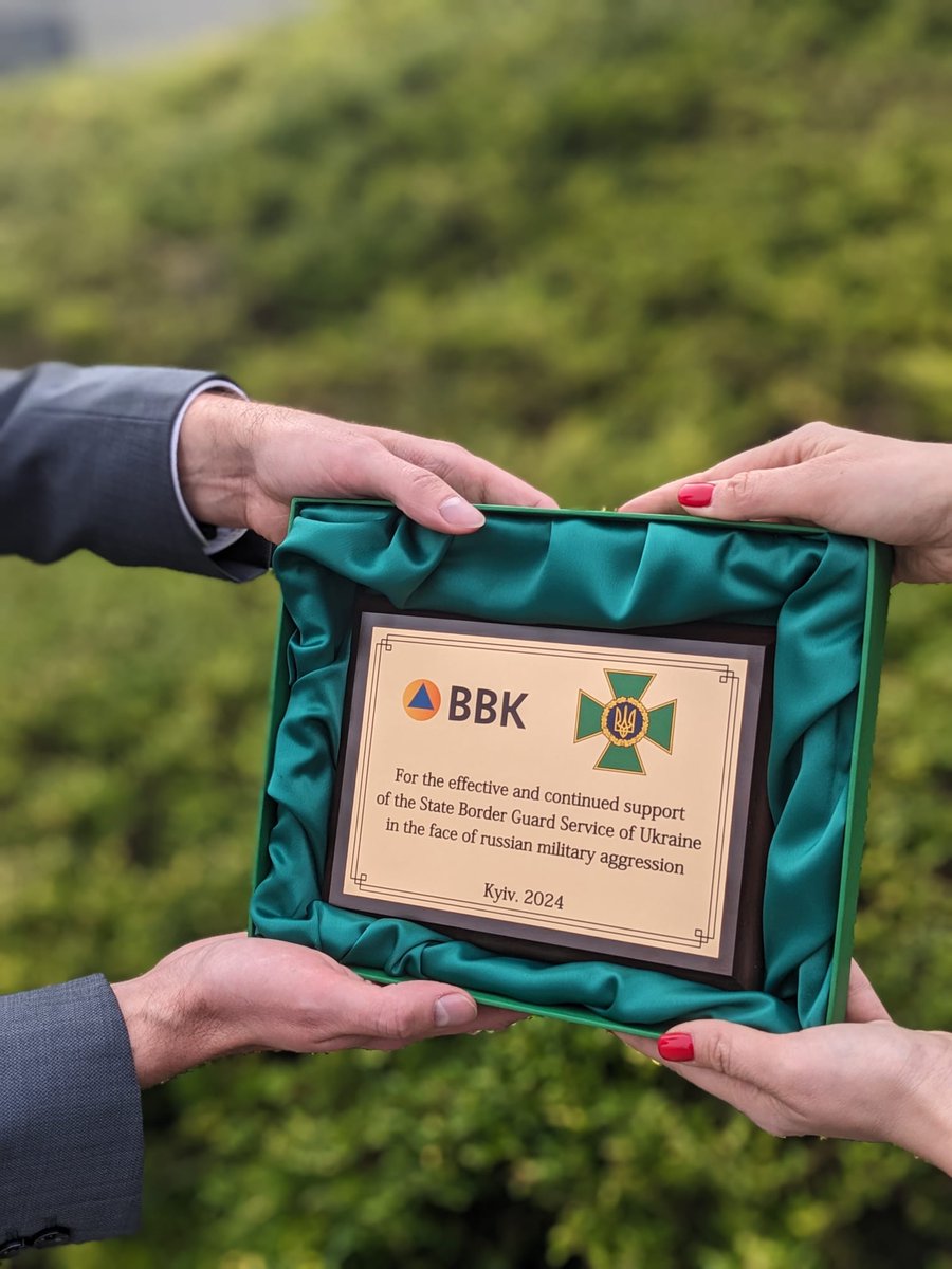 BBK_Bund's tweet photo. 2/3 17 Grenzschützerinnen &amp; Grenzschützer vom State Border Guard Service of Ukraine #SBGS, externe CBRN-Expertinnen &amp; -Experten von 🇩🇪Feuerwehren, sowie BBK Mitarbeitende trainierten vor Ort den Umgang mit #PSA &amp; vertieften Kenntnisse in den Bereichen Messtechnik und #Dekon. https://t.co/WULemerzAH