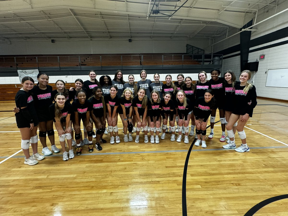 AMCMSLadyBobcat's tweet photo. A huge shoutout to these seniors for coming and working out with our girls this morning! https://t.co/V86TN5dz4B