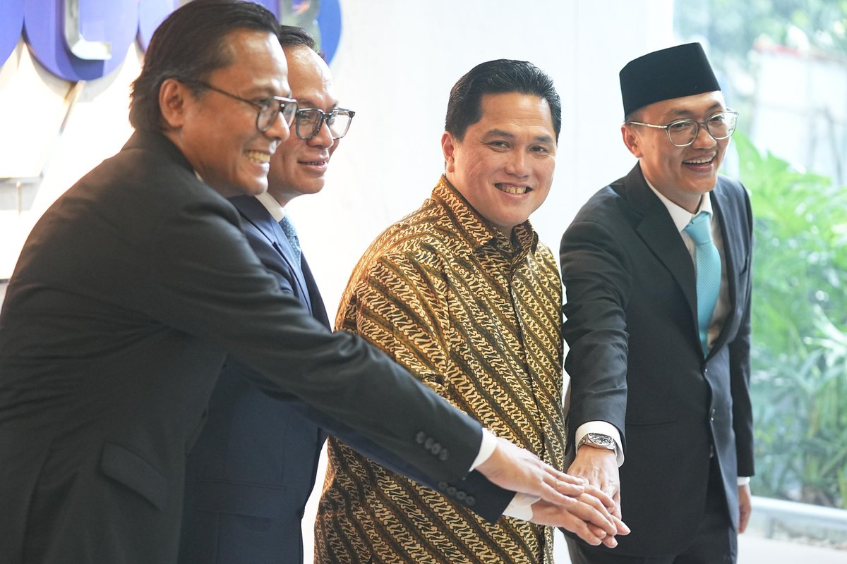 erickthohir's tweet photo. Menyambut tiga Wakil Menteri BUMN yang baru saja dilantik di Istana Negara oleh Bapak Presiden Prabowo Subianto. Kartika Wirjoatmodjo, Dony Oskaria dan Aminuddin Ma'ruf akan mendampingi saya di Kementerian BUMN untuk terus mendorong BUMN yang profesional dan transparan.

Selamat datang dan selamat bertugas Wamen Tiko, Wamen Dony dan Wamen Amin.