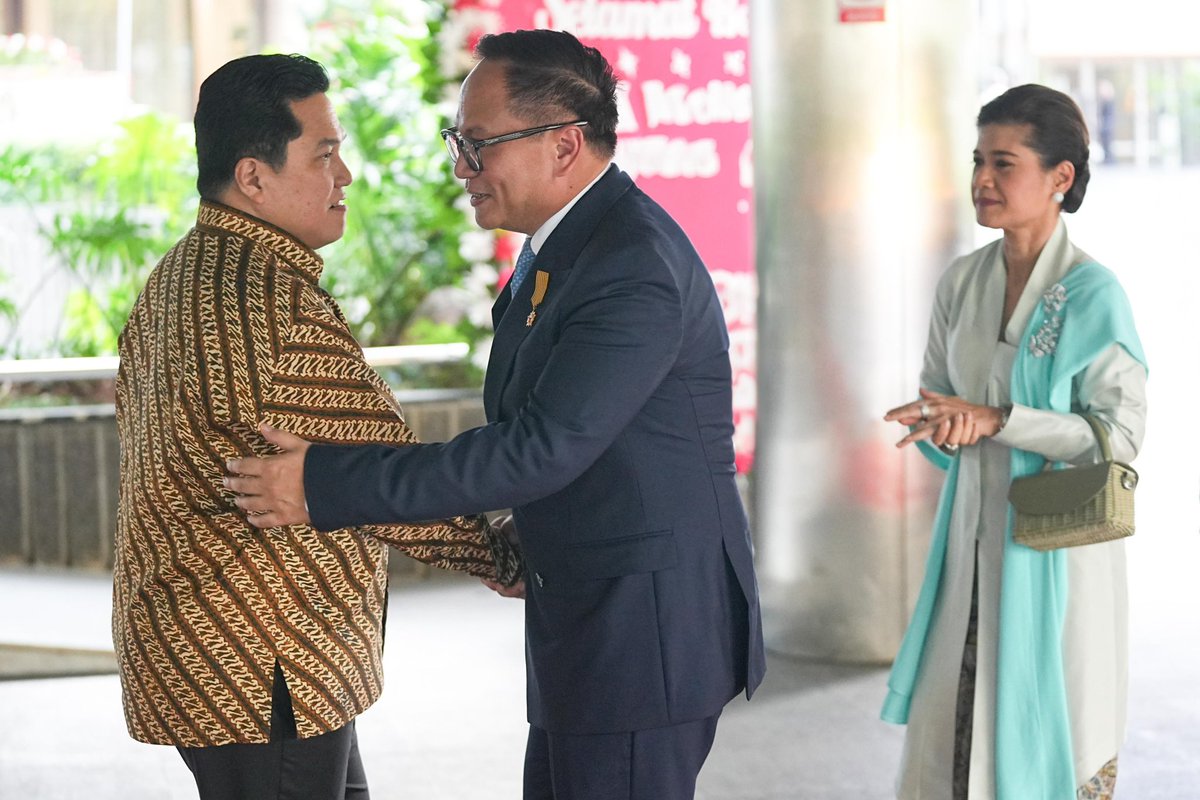 erickthohir's tweet photo. Menyambut tiga Wakil Menteri BUMN yang baru saja dilantik di Istana Negara oleh Bapak Presiden Prabowo Subianto. Kartika Wirjoatmodjo, Dony Oskaria dan Aminuddin Ma'ruf akan mendampingi saya di Kementerian BUMN untuk terus mendorong BUMN yang profesional dan transparan.

Selamat datang dan selamat bertugas Wamen Tiko, Wamen Dony dan Wamen Amin.