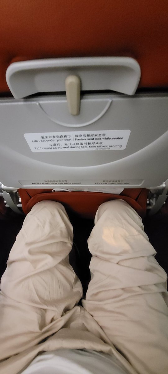 Ийм жижигхэн зайтай байх гэж.
  Унтаж болохгүй. 4 цаг ниснэ. 
A320 шүү дээ том байдаг даа уг эь