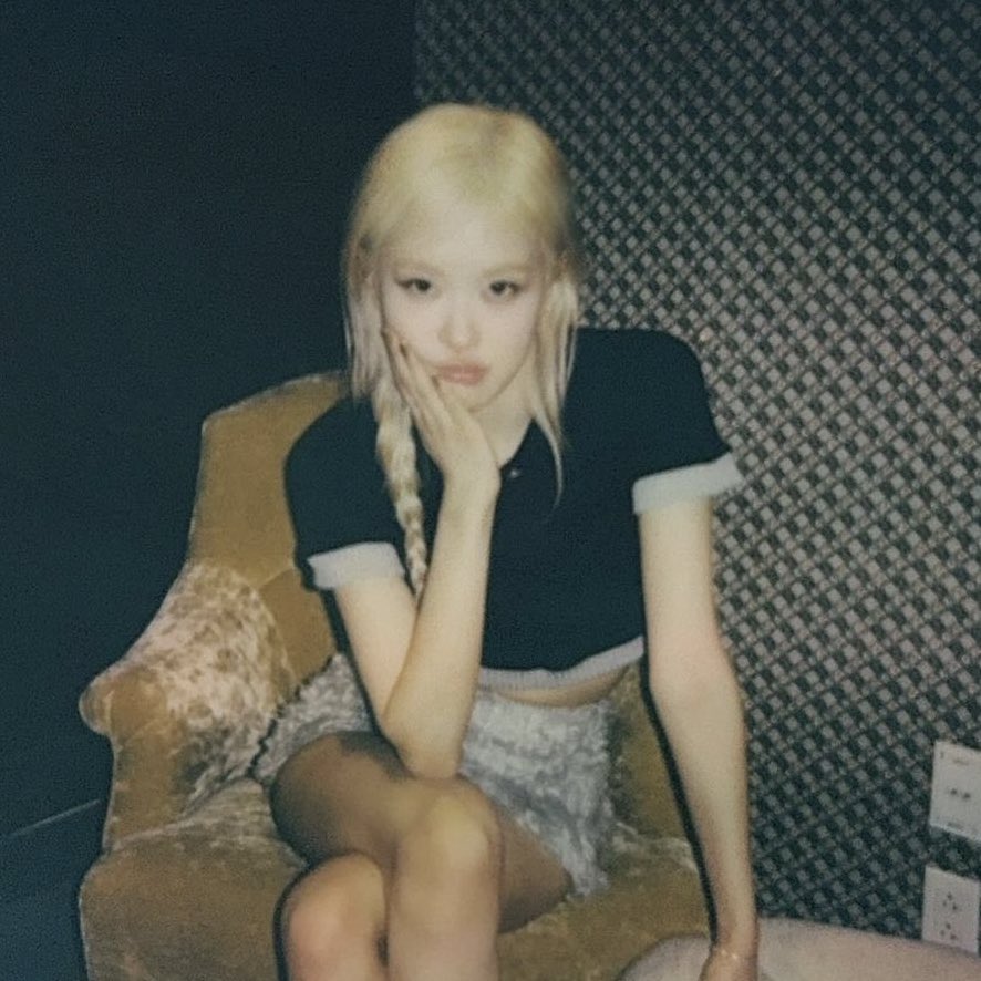 Rosé becomes the first K-Pop female soloist to reach #1 in Global Spotify history. 
Oh my love your shoulders must be hurting after carrying so much success