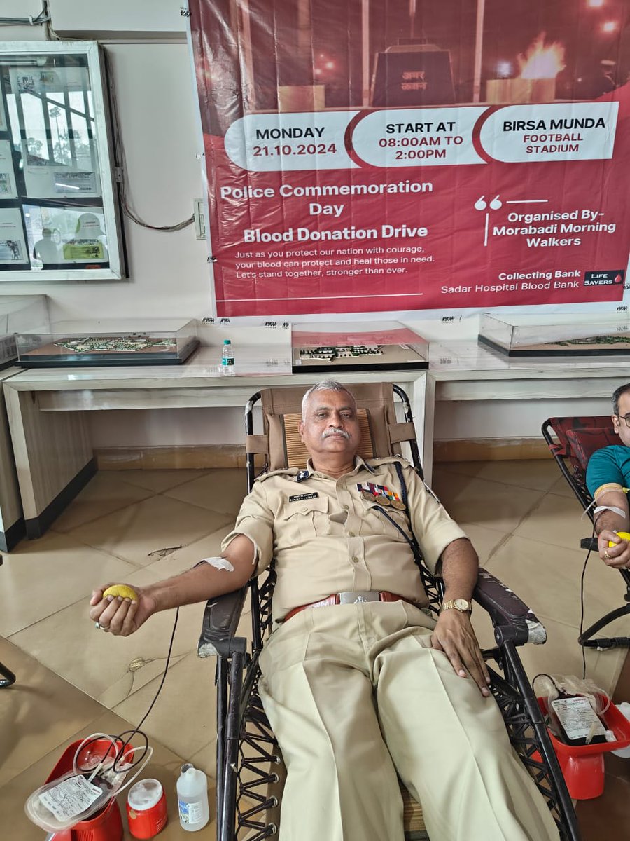 Lathkar_IPS's tweet photo. Blood Donation by Morning Walkers, IIT Alumni Association &amp; Policemen at Birsa Munda Football Stadium in Ranchi on the occasion of Police Commemoration Day today

Donated blood with 22 Civilians &amp; 39 Policemen &amp; paid tribute

#PoliceCommemorationDay2024
#DonateBloodSaveLife https://t.co/Ob1u1QMM9y