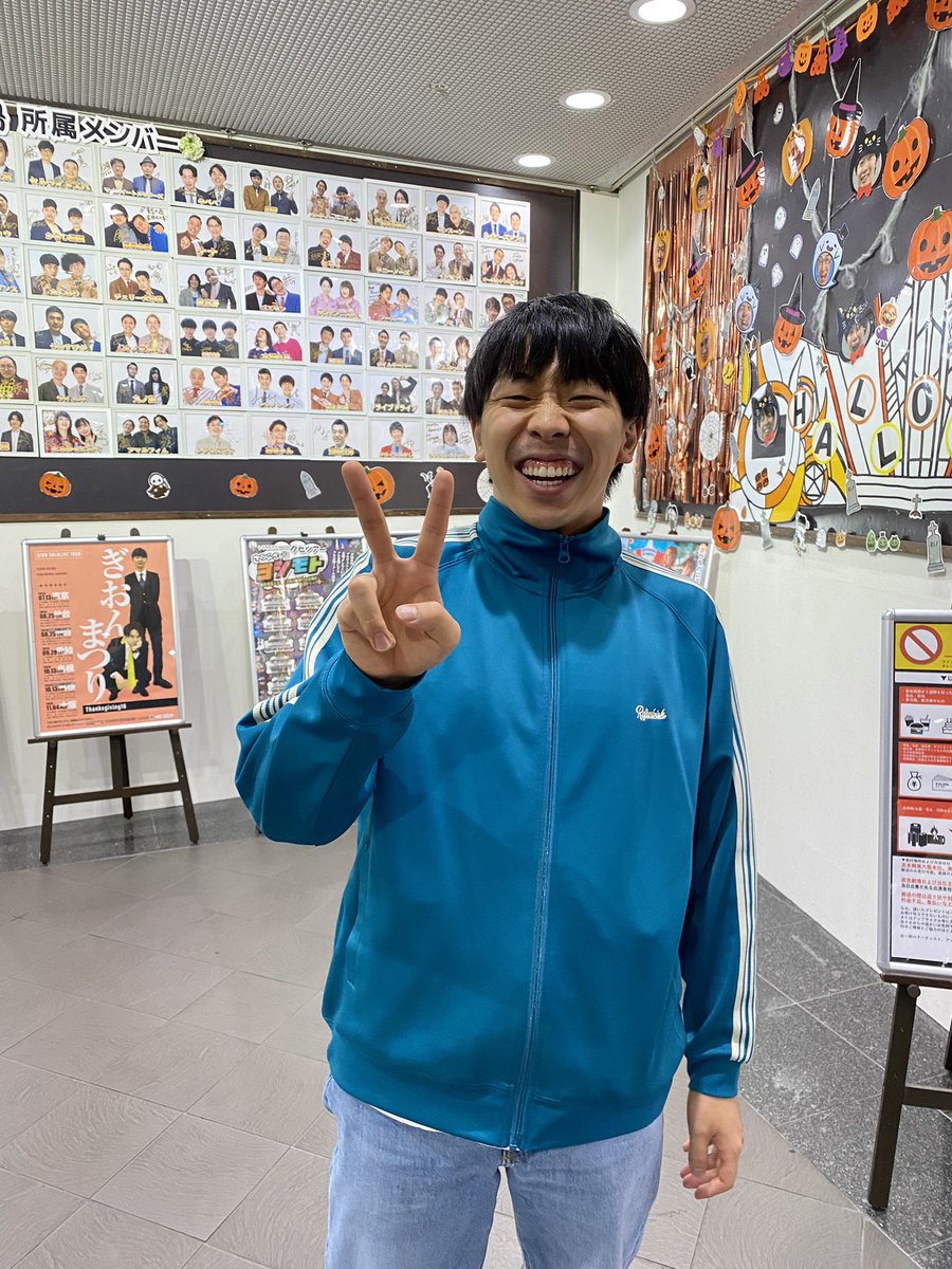 sinsei0726's tweet photo. 翔ライブ終わりに推しの谷口さんが手売りしてたーー！！
初めてツーショット撮れた！！
緊張で全然話せんかったけど幸せすぎる😍えぐいぃぃーー！！2枚目の笑顔良すぎる！！

もちろんその後の原始人ライブも面白かった🤣 https://t.co/vn2guMp7Or