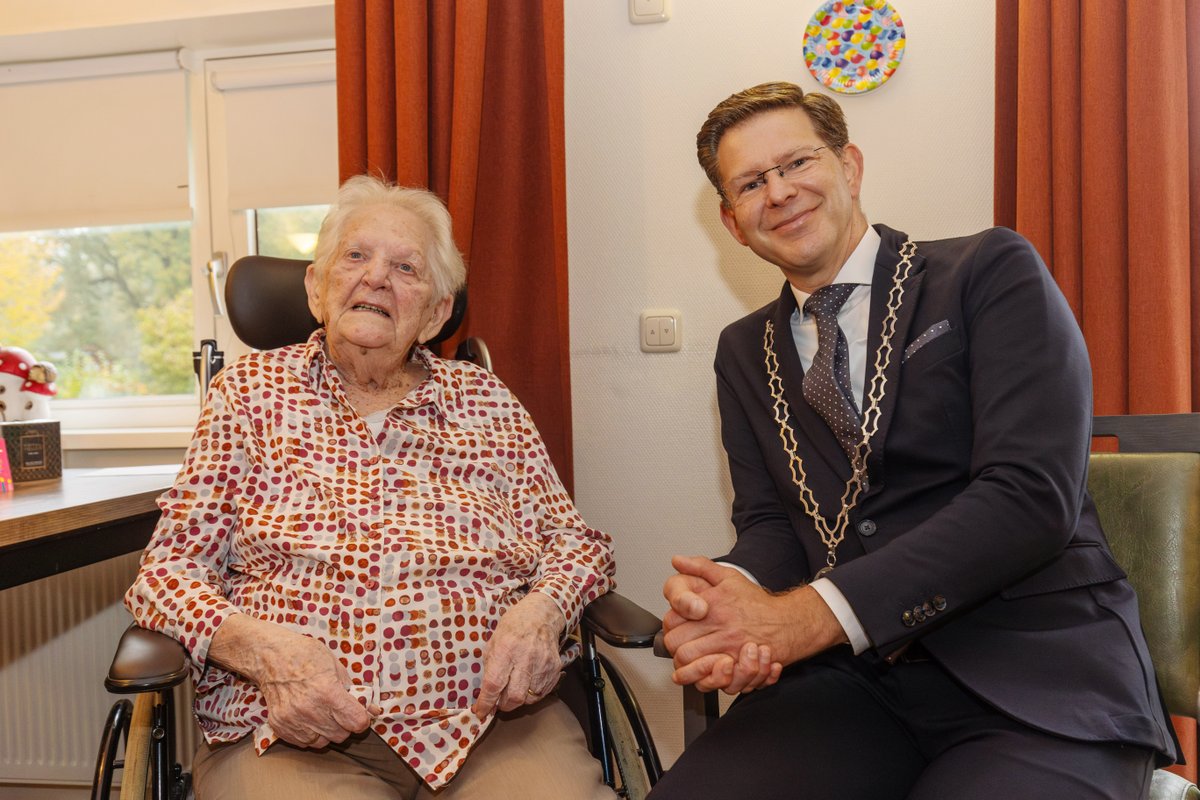 Wat een mijlpaal! 🎉🎈 Mevrouw Broekhuizen-van Prooijen uit Oosterwolde vierde afgelopen zaterdag haar 100e verjaardag! Burgemeester Jack Werkman bracht haar een speciaal bezoek om haar persoonlijk te feliciteren. 💐

#100jaar #Mijlpaal #Verjaardag #Oosterwolde #Feestmoment