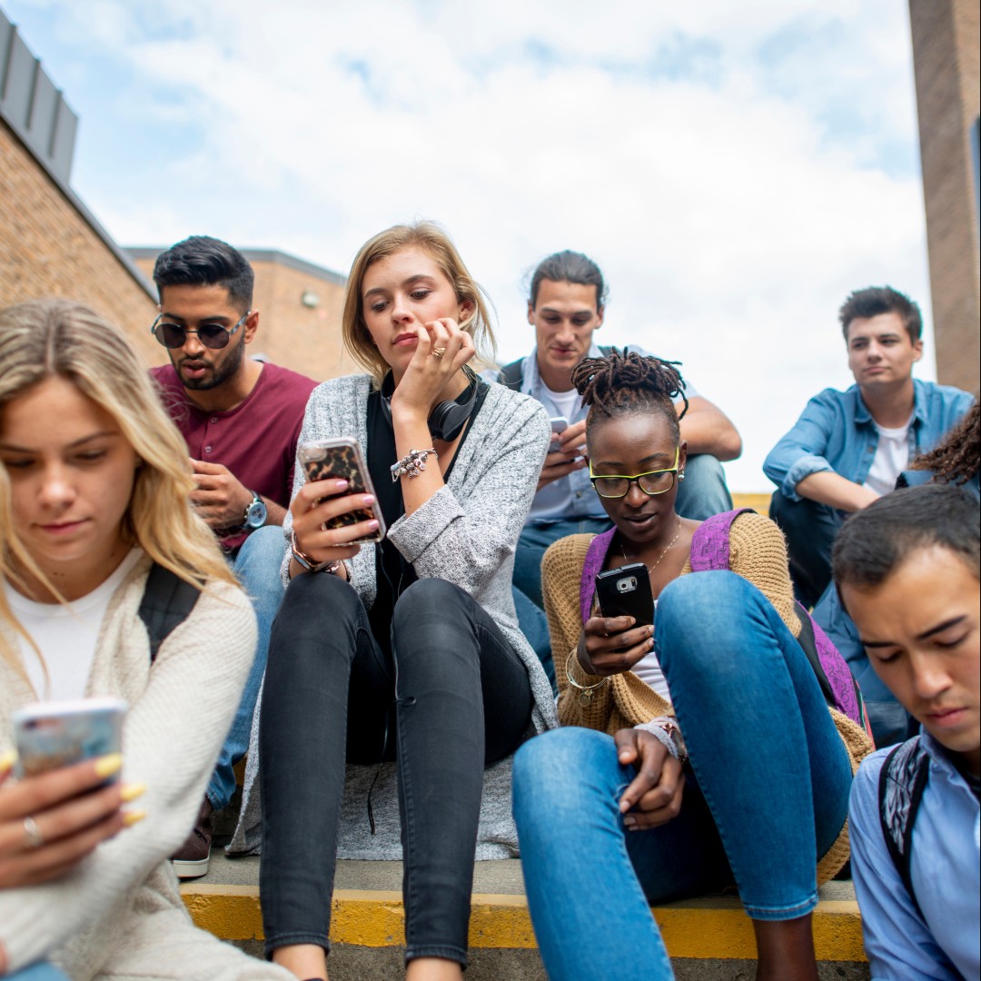 SUDDsCoalition's tweet image. It’s easy to lose track of time scrolling, but too much screen time can take a toll on your mental health.

Set screen-free zones, get active, and remember that life is best enjoyed away from the screen!

#HealthyScreenTime #SUDDS